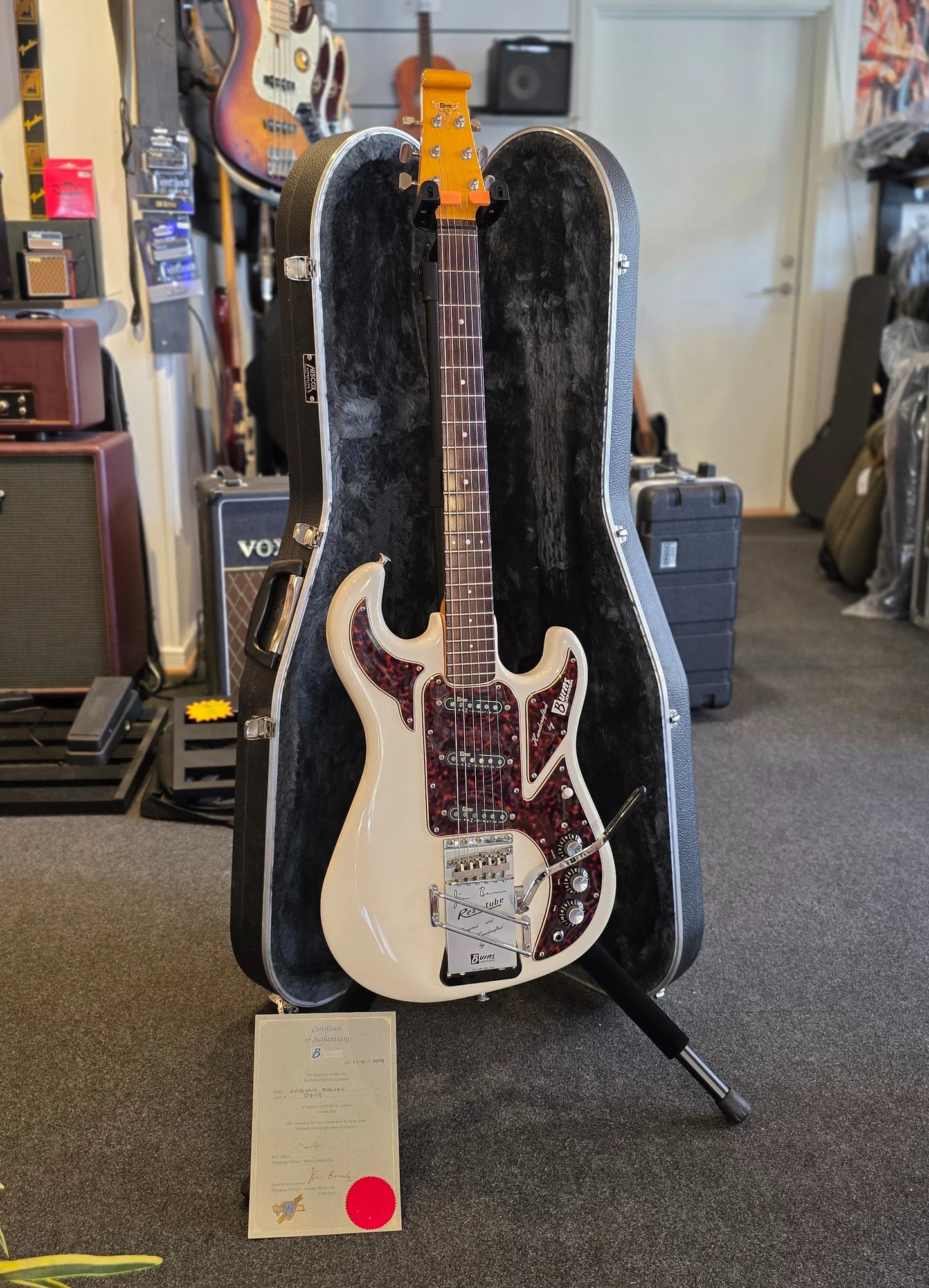 USED: Burns Hank Marvin Legend Deluxe Custom Shop electric guitar incl. certificate and original hard case