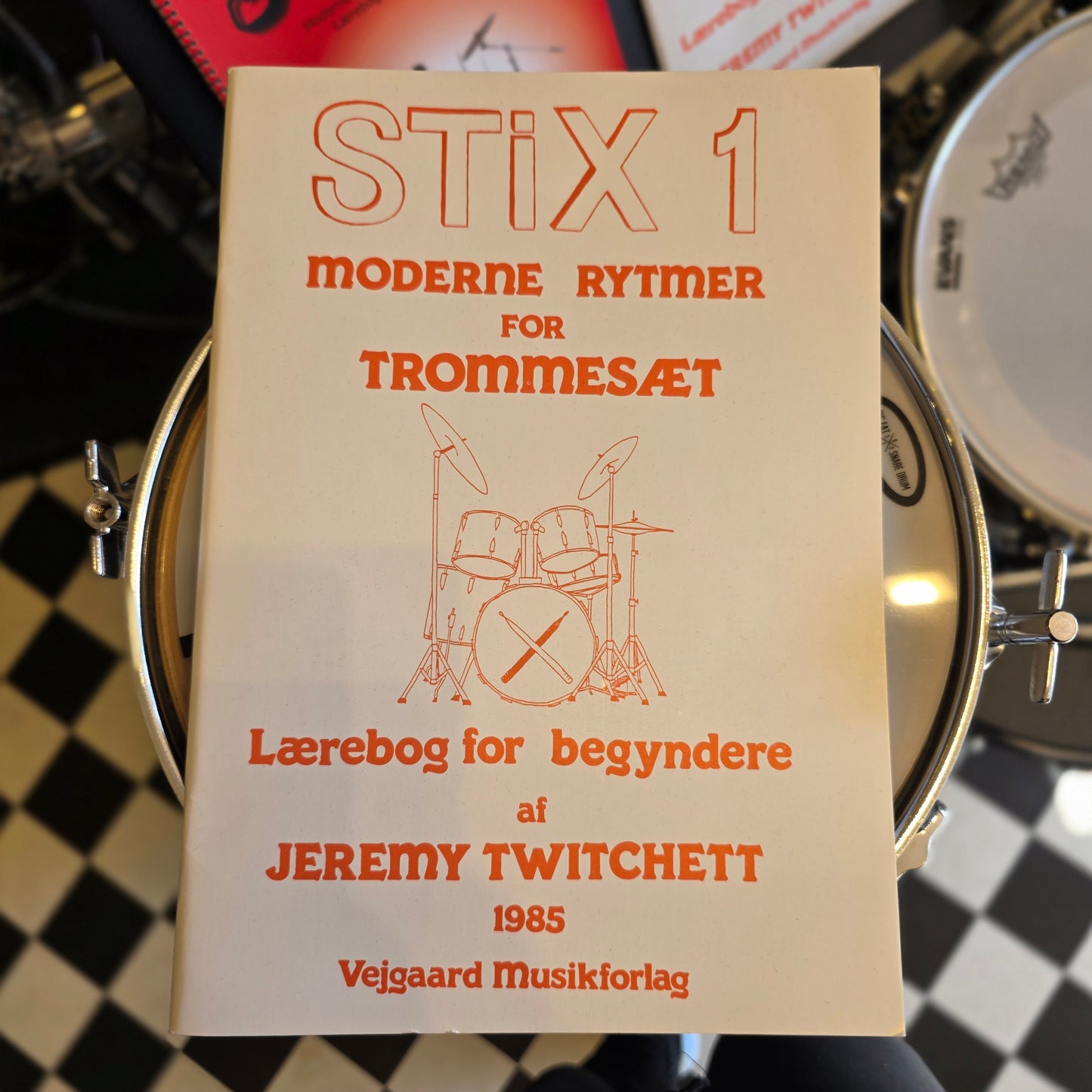 Stix Bind 1: Moderne Rytmer for Trommesæt - lærebog for begyndere af Jeremy Twitchett, 1985